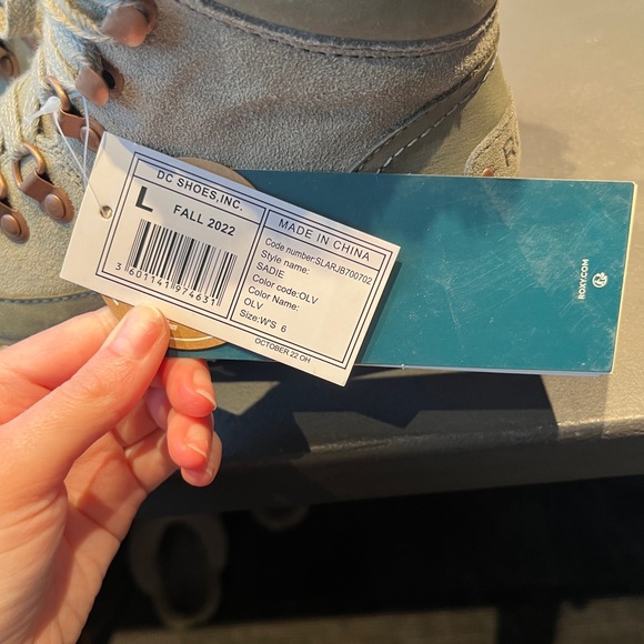 Roxy Gray Winter Boots with Rugged Design - Picture 3 of 3